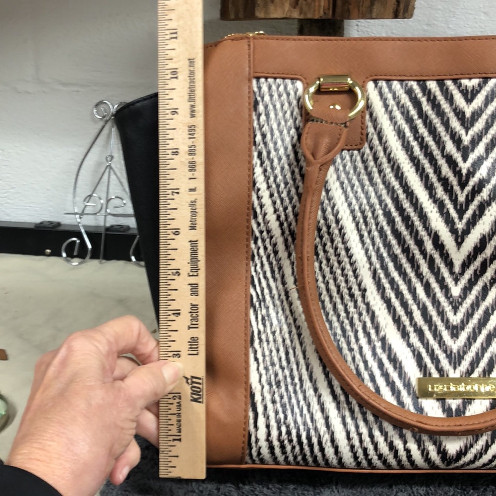 Liz Claiborne bag large compartment - Picture 4 of 9